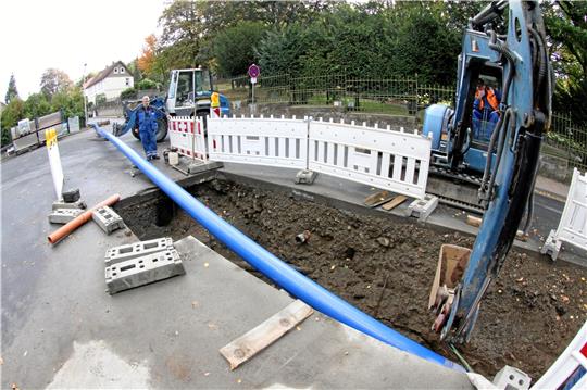 So wie hier beim ersten Bauabschnitt im Jahr 2019 wird auch jetzt wieder ein Rohr in die Transportleitung hineingeschoben. Dieses Teilstück hier ist immerhin 160 Meter lang. Archivfoto: Schlegel
