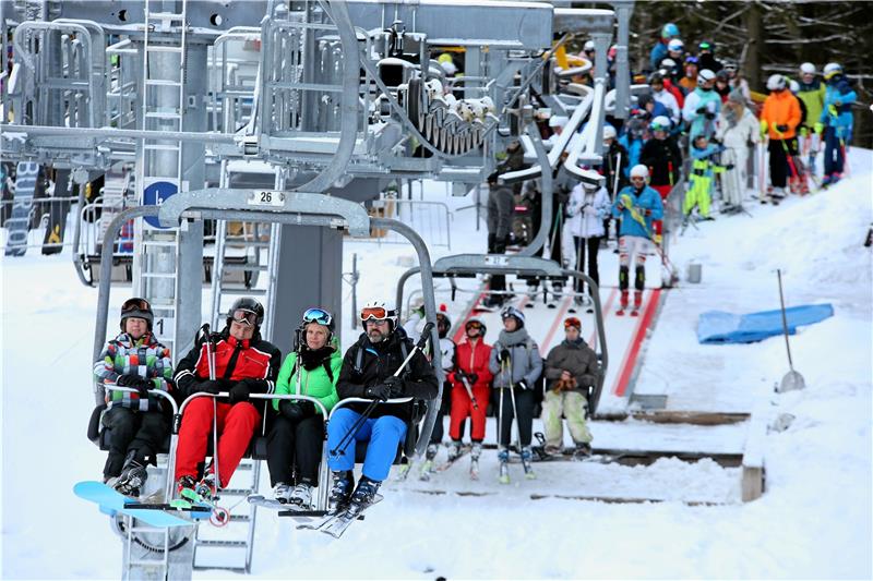 So wie hier zu sehen vor zwei Jahren geht es nicht: Die Wintersportler, die den Sessellift am Hexenritt nutzen, müssen in diesem Winter eine Maske aufsetzen.  Archivfoto: Neuendorf