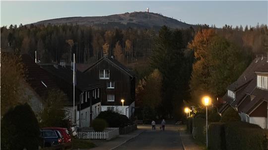 Zu sehen ist eine Straße mit Häusern.