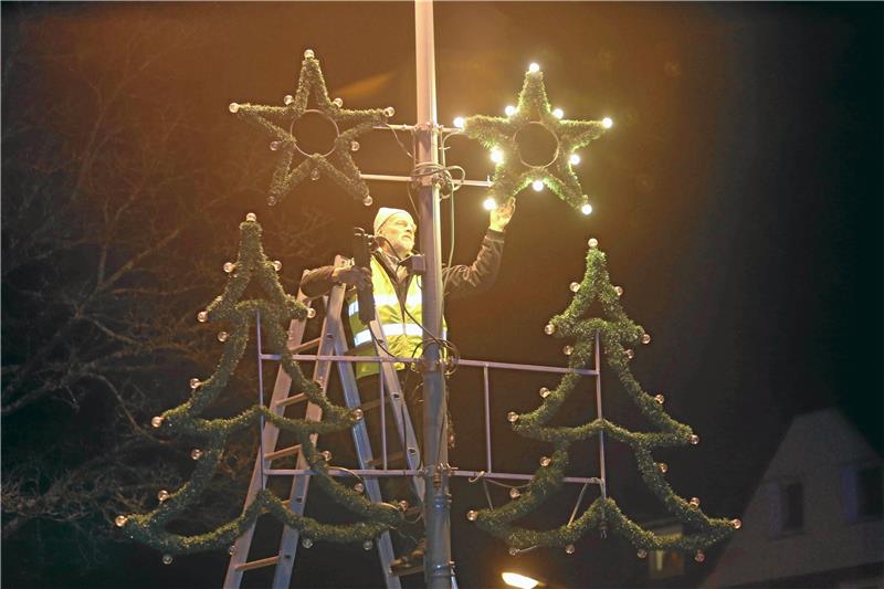 So wie im Vorjahr bringen in Zellerfeld traditionell die „Sterntaler“ die Weihnachtsbeleuchtung an der Goslarschen Straße an. Foto: Neuendorf