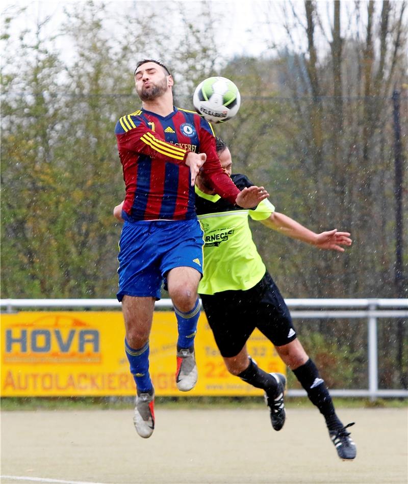 Ahmed Omeirat: Ein Torjäger mit Durchschlagskraft So wie man ihn kennt: Stürmer Ahmed-Jamal Omeirat (li.) setzt sich im Zweikampf gegen seinen Gegenspieler durch. Der 27-Jährige ist im Angriff des VfL Oker/TSKV der wichtigste Spieler. Foto: Epping