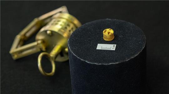 So winzig: Das römische Miniatur-Schloss liegt neben einem Maßstab für einen Zentimeter. Im Hintergrund der Nachbau im Verhältnis 4:1. 