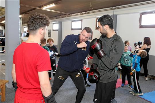 So wird es gemacht: Tommy Punch (Mi.) vermittelt in der Goslarer Gewinnerschmiede Grundlagentechniken. Foto: Neuendorf