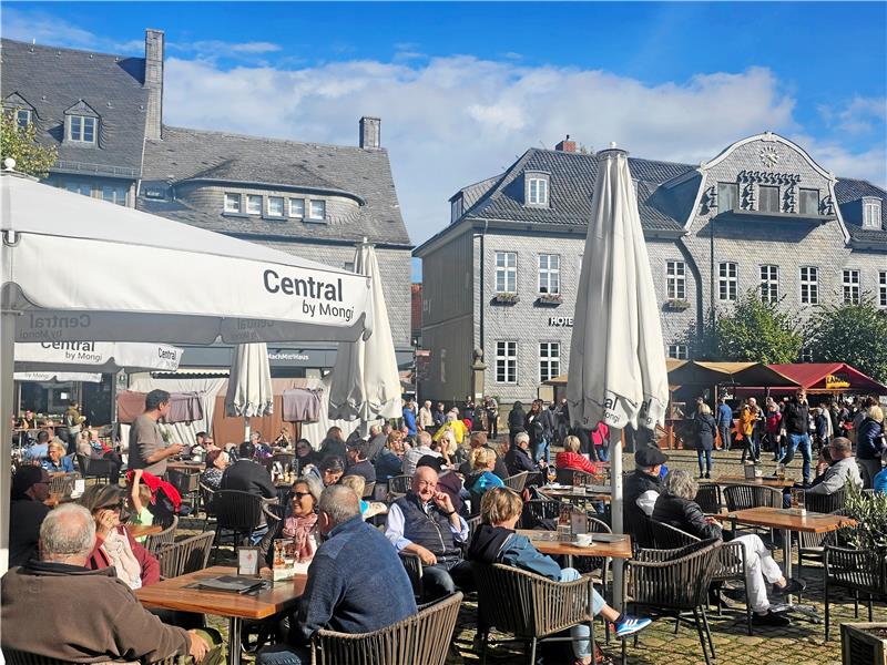 Mistwetter vertreibt Goslarer Touristen ins Ausland Sobald die Sonne lacht, nutzen die Menschen auch im Oktober noch die Goslarer Außengastronomie. Foto: Sowa
