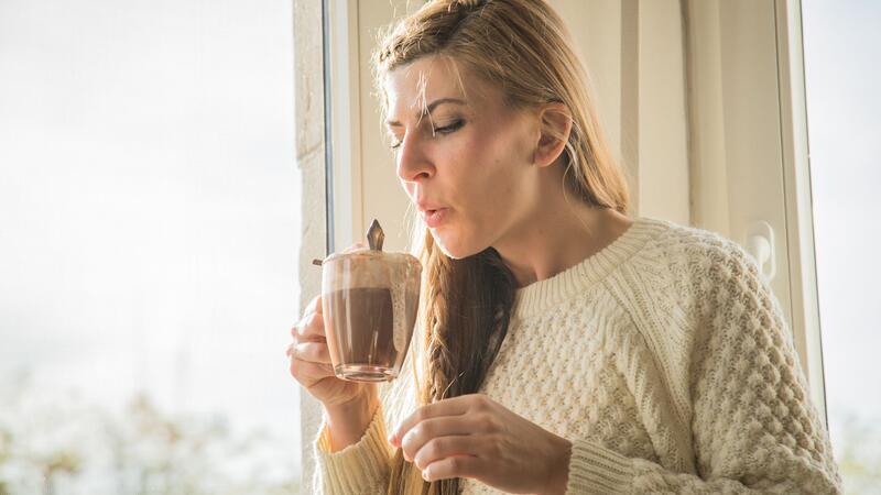 So wirkt sich Schokolade auf die Gesundheit aus Sobald es draußen kälter ist und die Tage kürzer werden, ist eine heiße Schokolade ein wahrer Genuss.