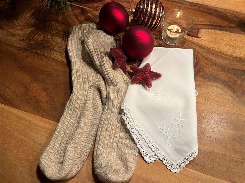 GZ-Adventsserie (1): Pfandgeld kann wahrer Reichtum sein Socken, ein umhäkeltes Taschentuch und eine Kerze – für einen kleinen Jungen ein großes Geschenk an seine Mama. Foto: Kleine