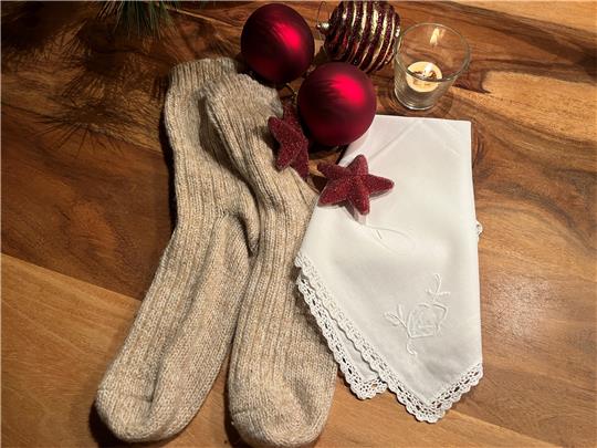 Socken, ein umhäkeltes Taschentuch und eine Kerze – für einen kleinen Jungen ein großes Geschenk an seine Mama.  Foto: Kleine