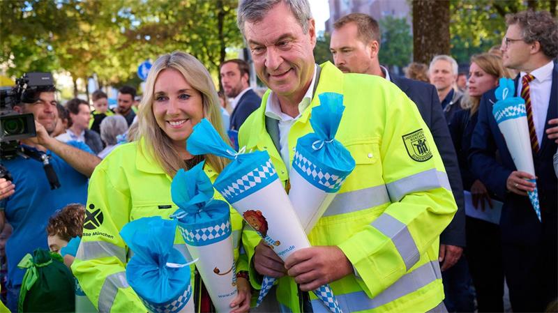 Söder und Stolz verteilen Schultüten zum Schulstart