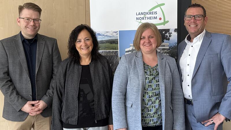 Landkreis Northeim reduziert Notärzte: Übergreifende Auswirkungen? Sören Heitmann (Ärztlicher Leiter Rettungsdienst), Astrid Klinkert-Kittel (Landrätin, Northeim), Manuela Schäfer (Leiterin Referat für Rechtsangelegenheiten und Rettungsdienst) und Jörg Richert (Erster Kreisrat) haben im Rahmen eines Pressegesprächs über die Neuausrichtung der Notarztversorgung im Landkreis Northeim informiert (v.l.).