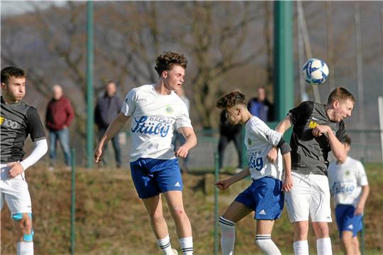 Sören Jansen (l.) von der TSG Bad Harzburg bringt mit diesem Kopfball den Kasten von TuSpo Petershütte in Gefahr. Ein Treffer springt aber nicht heraus. Foto: Gietemann