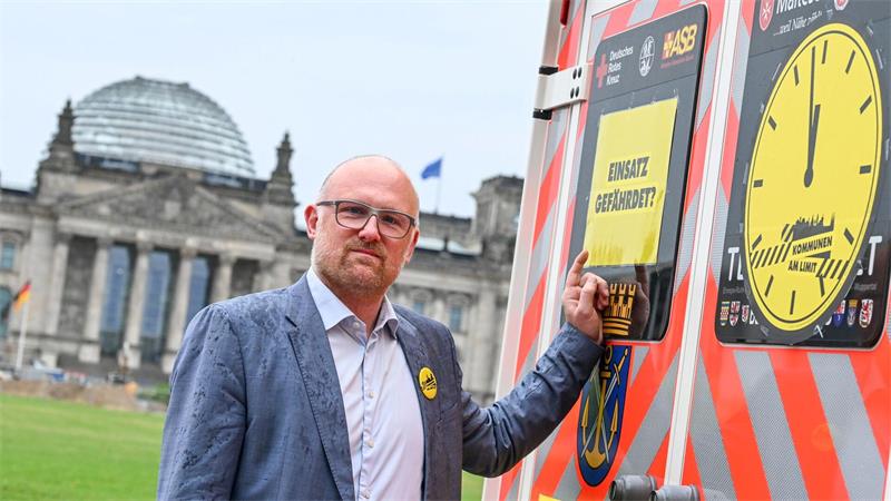 Sören Link (SPD), Oberbürgermeister der Stadt Duisburg, an einem Fahrzeug der Feuerwehr in Berlin. 