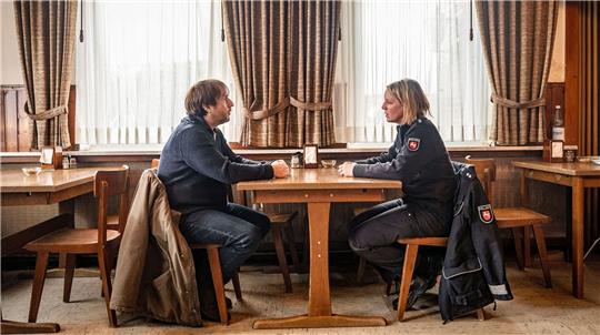 Sörensen (Bjarne Mädel) und Jenny (Katrin Wichmann) in einer Szene des TV-Krimis  «Sörensen fängt Feuer».