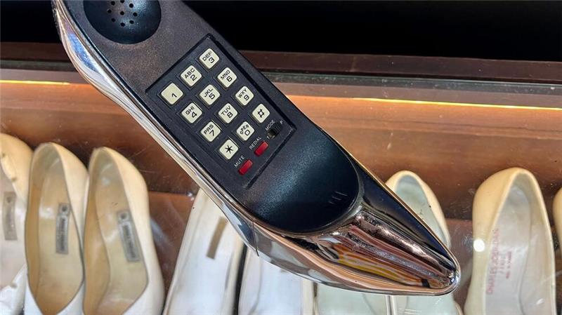 Sogar das Telefon der früheren First Lady hatte die Form eines Schuhs.