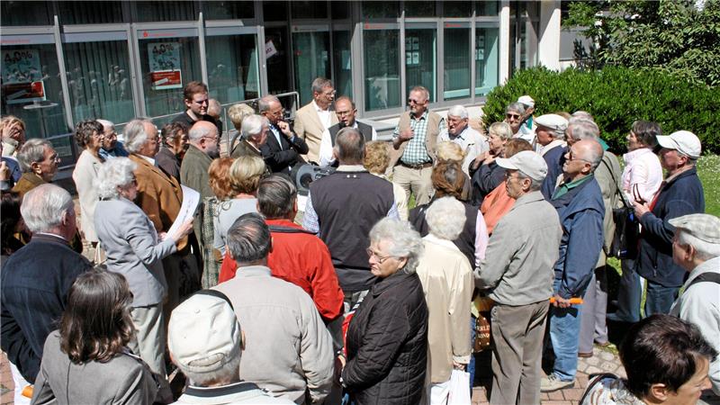 Sogar eine Bürgerversammlung wird 2009 einberufen, um über Uhr und Pfau zu diskutieren.
