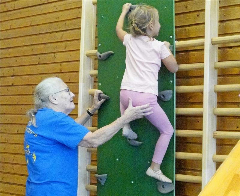 Sogar eine richtige Kletterwand steht beim Sporttag zur Verfügung.