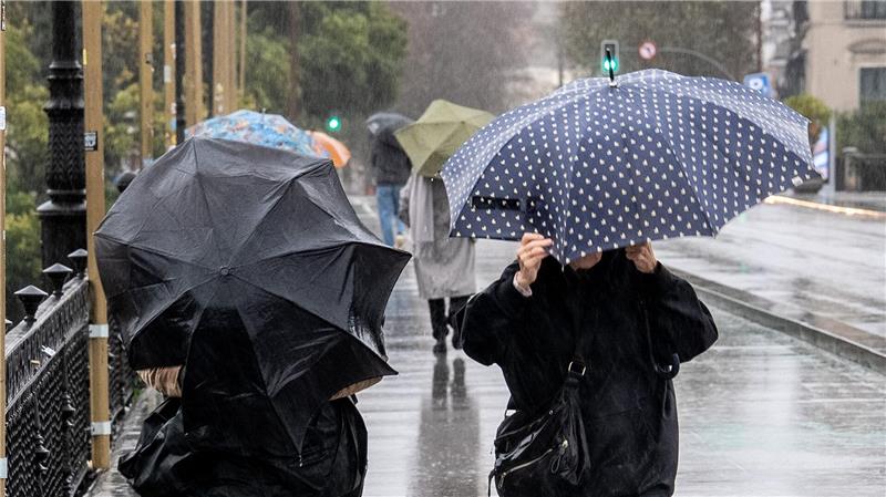 Sogar in Sevilla in Andalusien, wo im Sommer oft Hitze von um die 40 Grad herrscht, mussten sich die Menschen warm anziehen.