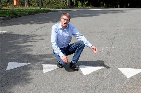Sogenannte Haifischzähne sind eine Maßnahme, die die Stadt umgesetzt hat, um die Sicherheit auf der Spiegelthaler Straße zu erhöhen. Anwohner Markus Reinhold hatte sich vor einem Jahr mit Lösungsideen an das Bauamt gewendet. Fotos: Knoke/Neuendorf