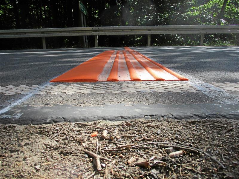 Rüttelstreifen sollen Unfalltote bei Braunlage verhindern Sogenannte Rüttelstreifen sollen vor allem die Motorradfahrer im Bereich des Kesselberges dazu veranlassen, nicht zu rasen. Foto: Landesbehörde