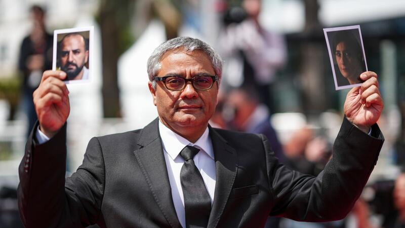 Geflohener Regisseur Mohammed Rassulof in Cannes Soheila Golestani und Missagh Sareh spielen wichtige Rollen im Film: Rassulof hat Fotos von ihnen dabei.