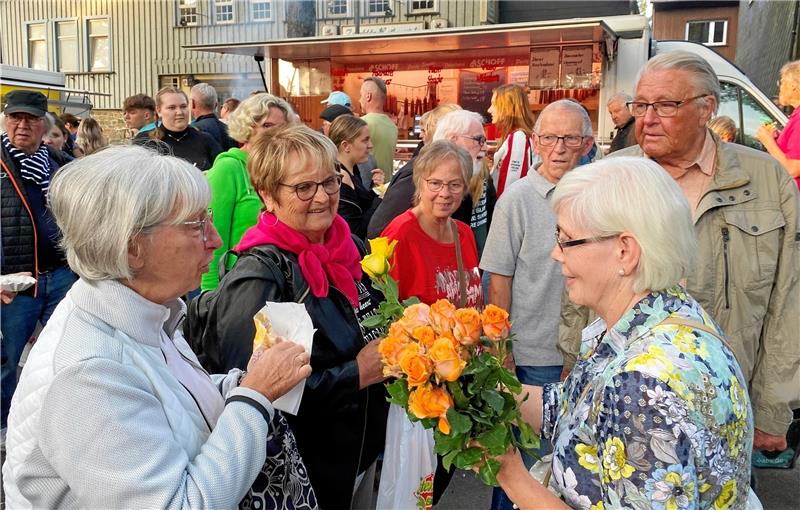 Bergbauernmarkt in Zellerfeld öffnet 2024 bis Oktober Solange der Vorrat reicht, gibt es Rosen für die Besucherinnen des Marktes. Foto: Nachtweyh