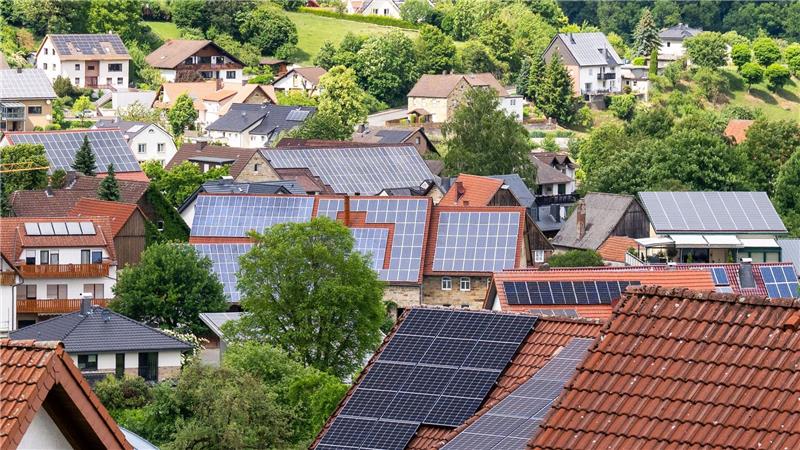 Solaranlagen auf Dächern, Gebäuden und an Fassaden machen den Großteil der installierten Leistung aus. (Archivbild)