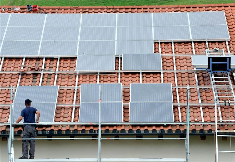 Verbraucherzentrale: Solar-Mietangebote genau prüfen Solaranlagen auf dem Hausdach werden auch zur Miete angeboten. Dabei können die Kosten aber höher ausfallen.