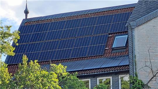 Solaranlagen in der Goslarer Altstadt sind immer wieder ein Streitpunkt in Goslar. Diese Anlage musste im Jahr 2023 wieder abgebaut werden. In einem anderen Fall steht eine Verhandlung vor dem Verwaltungsgericht an.