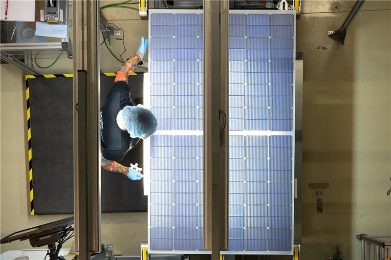 Solarhersteller plant Schließung von Werk in Sachsen Solarkonzern Meyer Burger: Am Standort Freiberg sind 500 Arbeitskräfte beschäftigt.