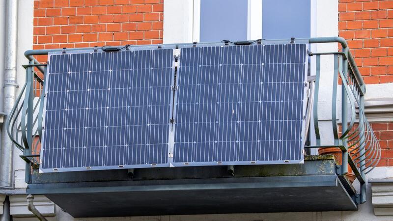 Halbe Million Balkonkraftwerke in Deutschland Solarmodule für ein sogenanntes Balkonkraftwerk an einem Balkon.