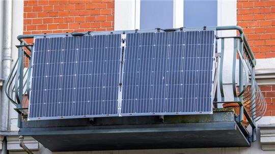 Solarmodule für ein sogenanntes Balkonkraftwerk an einem Balkon.