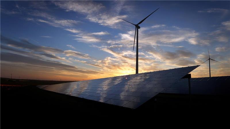 Erneuerbare Energien decken 57 Prozent des Stromverbrauchs Solarstrom legt in Deutschland weiter zu - die Stromerzeugung von Windrädern ging zurück.