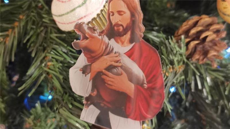 Ein Hippo-Mädchen als Kassenschlager: Das Phänomen Moo Deng Solch skurriler Christbaumschmuck stand im Dezember zum Verkauf.