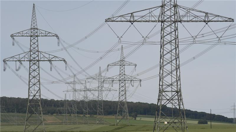 Eine 380-kV-Leitung führt durch die Landschaft.