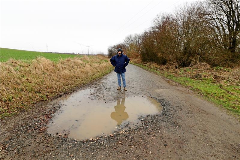 Ortsbürgermeister weist Kritik an Radwegen in Werlaburgdorf ab Solche Pfützen und Gestrüpp behindern laut Franz Heckhorn die Radfahrer auf dem Feldweg von Werlaburgdorf nach Vienenburg. Foto: Jambrek
