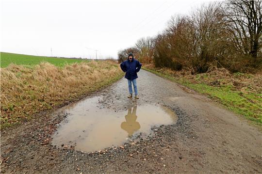 Solche Pfützen und Gestrüpp behindern laut Franz Heckhorn die Radfahrer auf dem Feldweg von Werlaburgdorf nach Vienenburg. Foto: Jambrek