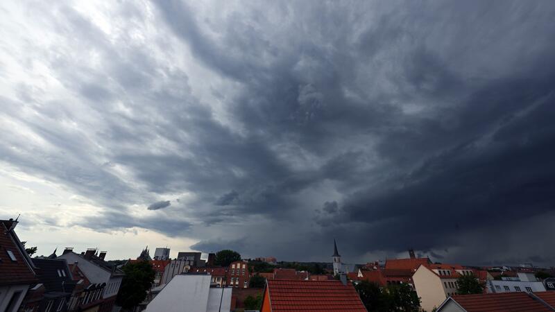 Solche Stürme kommen oft mit orkanartigen Windböen und großen Hagelkörnern. (Archivbild)