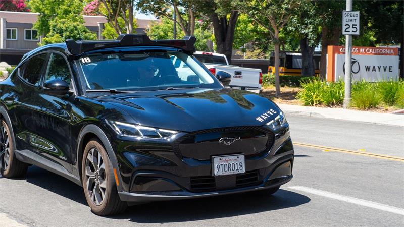 Solche zu selbstfahrenden Autos umgebauten Mustang-Elektroautos von Ford sollen Fahrgäste in London befördern.