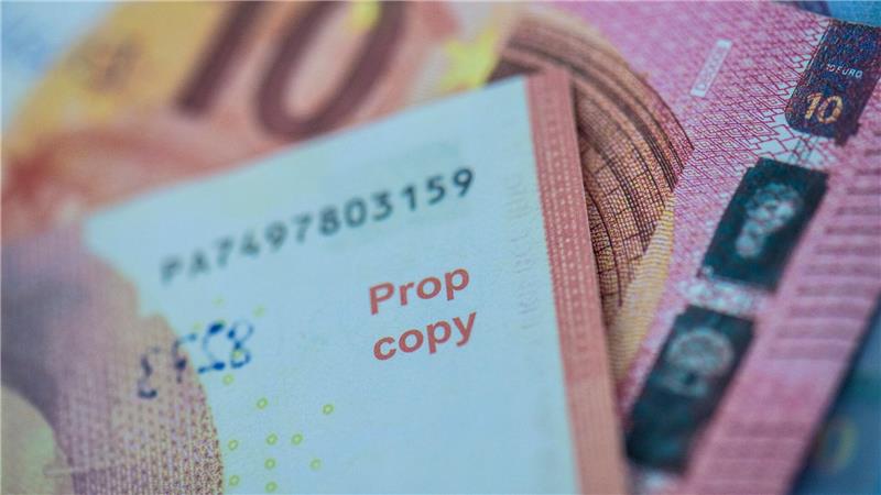 Weniger Falschgeld - doch Verbraucher müssen wachsam bleiben Solches Spielgeld kann man im Internet bestellen, Kriminelle nutzen das aus und versuchen, die Scheine als echte in Umlauf zu bringen. (Archivbild)