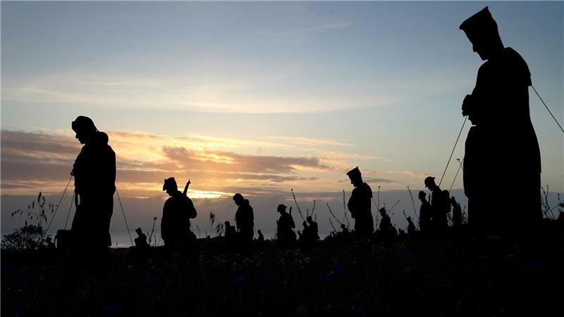 Soldaten-Aufsteller am britischen Normandie-Denkmal erinnern an D-Day-Gefallene