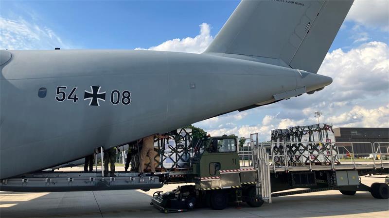 Soldaten beladen auf dem Fliegerhorst Wunstorf ein Transportflugzeug vom Typ A400M mit Hilfsgütern für Venezuela.