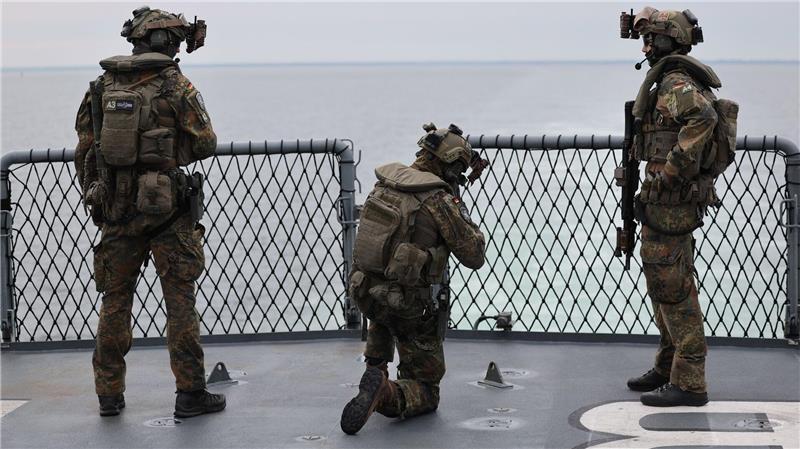 Soldaten bereiten sich auf Ankunft des Bundeskanzlers vor. 