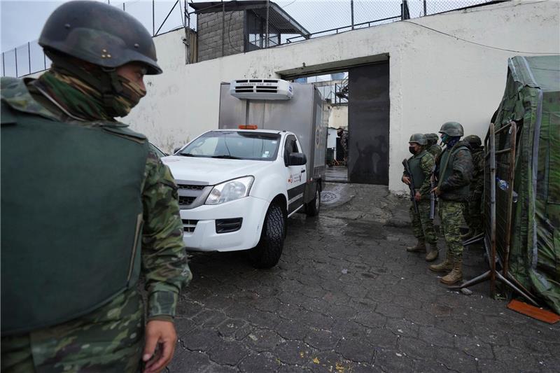 Mindestens zehn Tote bei Gefangenenmeuterei in Ecuador Soldaten bewachen den Eingang des Inca-Gefängnisses.