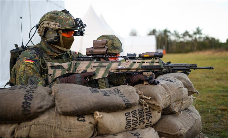 Bundeswehr hat nur Munition für zwei Tage Krieg Soldaten der Bundeswehr beziehen mit dem Sturmgewehr vom Typ G36 A2 während einer Vorführung hinter Sandsäcken Stellung. Foto: Philipp Schulze/dpa