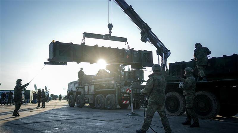 Soldaten der Bundeswehr verladen Raketen für das Flugabwehrsystem Patriot, das nun vorübergehend im polnischen Rzeszow stationiert wird. (Foto aktuell)