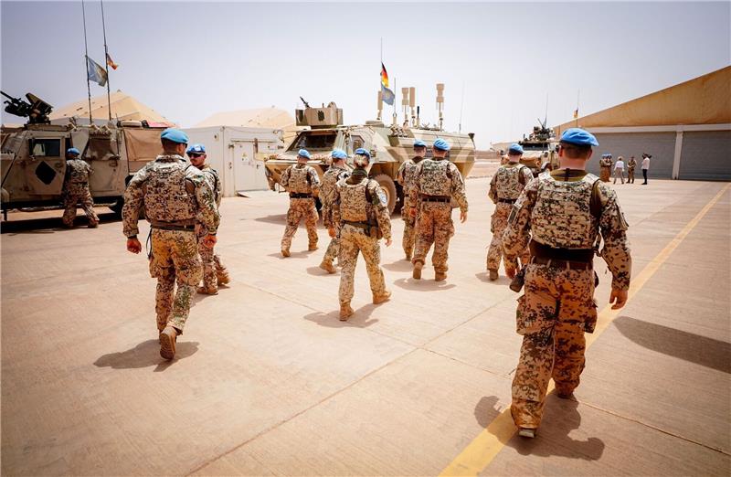 Abzug der UN-Blauhelme heizt Konflikt in Mali wieder an Soldaten der Bundeswehr verlassen einen Platz im Camp Castor in Gao in Mali.