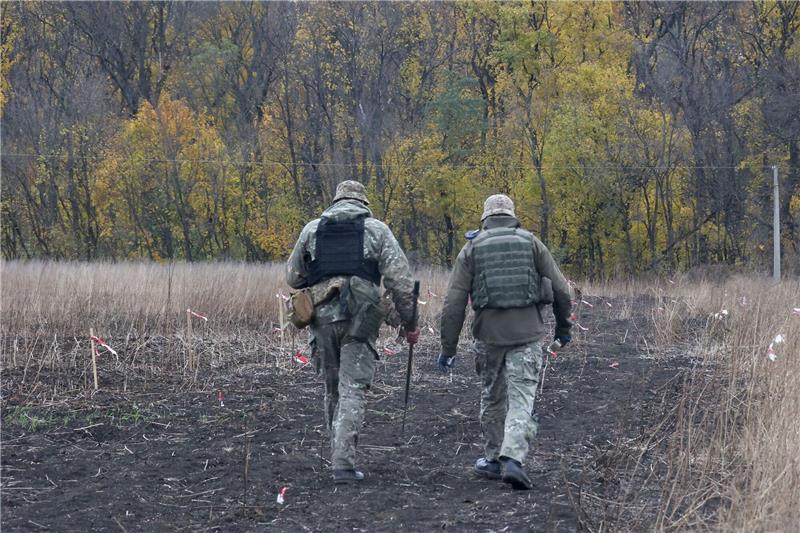 Ukraine setzt Drohnen gegen Flucht von Wehrpflichtigen ein Soldaten der Kampfmittelabwehr der Ukraine führen Entminungsarbeiten in der Region Charkiw im Nordosten der Ukraine durch.