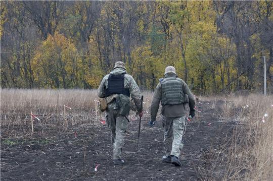 Soldaten der Kampfmittelabwehr der Ukraine führen Entminungsarbeiten in der Region Charkiw im Nordosten der Ukraine durch.