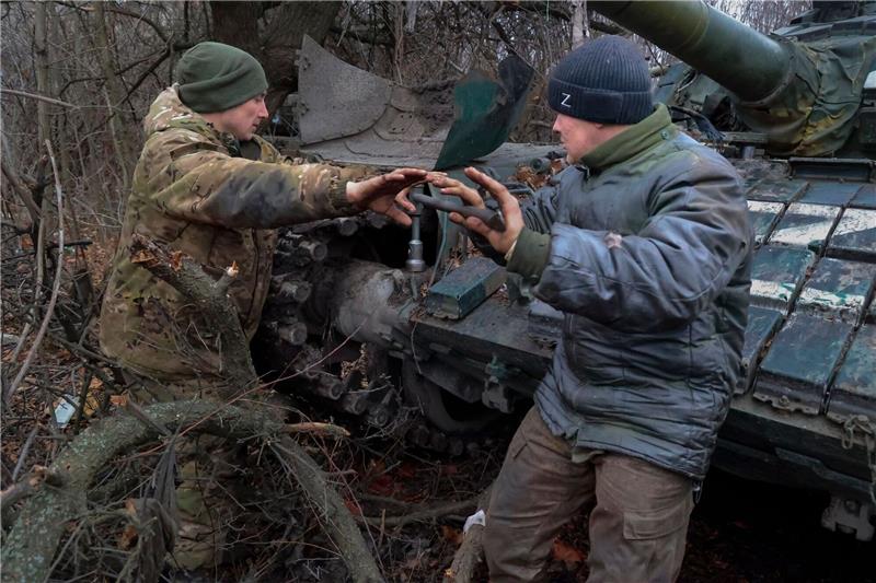 Soldaten der Volksmiliz der von Russland kontrollierten Region Donezk. reparieren einen T-72-Panzer.