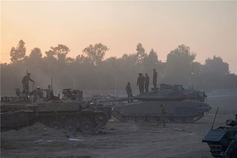 Medien: Israel testet Flutung von Hamas-Tunneln Soldaten der israelischen Armee begeben sich nahe der Grenze zum Gazastreifen in Stellung.