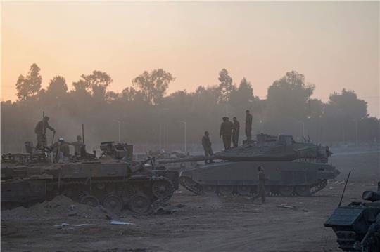 Soldaten der israelischen Armee begeben sich nahe der Grenze zum Gazastreifen in Stellung.